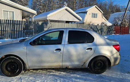 Renault Logan II, 2015 год, 385 000 рублей, 4 фотография