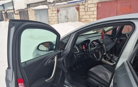 Opel Astra J, 2010 год, 690 000 рублей, 3 фотография