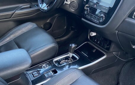 Mitsubishi Outlander III рестайлинг 3, 2017 год, 2 350 000 рублей, 8 фотография