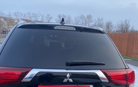Mitsubishi Outlander III рестайлинг 3, 2017 год, 2 350 000 рублей, 5 фотография