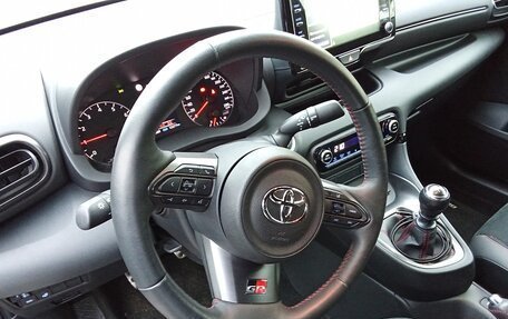 Toyota Yaris, 2020 год, 5 500 000 рублей, 14 фотография