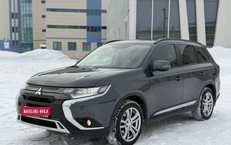 Mitsubishi Outlander III рестайлинг 3, 2021 год, 2 900 000 рублей, 3 фотография