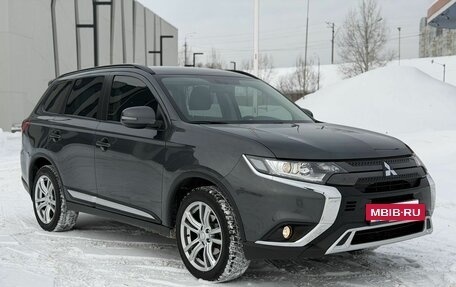 Mitsubishi Outlander III рестайлинг 3, 2021 год, 2 900 000 рублей, 7 фотография