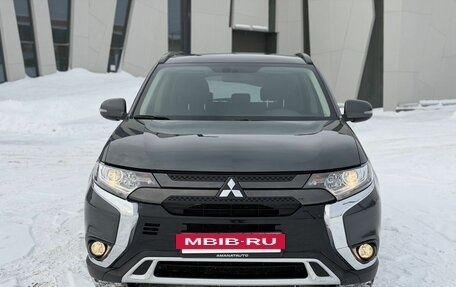 Mitsubishi Outlander III рестайлинг 3, 2021 год, 2 900 000 рублей, 2 фотография