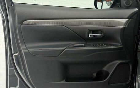 Mitsubishi Outlander III рестайлинг 3, 2021 год, 2 900 000 рублей, 14 фотография