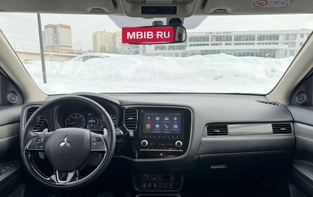 Mitsubishi Outlander III рестайлинг 3, 2021 год, 2 900 000 рублей, 24 фотография