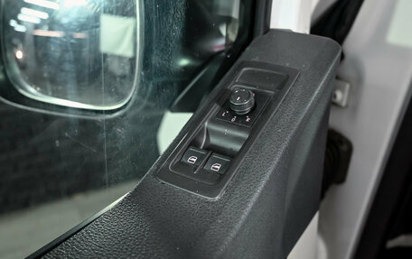 Volkswagen Caravelle T6 рестайлинг, 2020 год, 3 100 000 рублей, 13 фотография