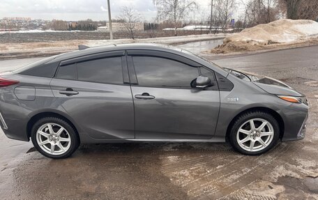 Toyota Prius IV XW50, 2018 год, 1 980 000 рублей, 2 фотография