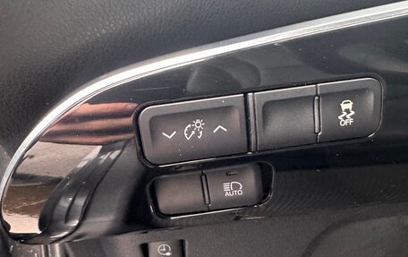 Toyota Prius IV XW50, 2018 год, 1 980 000 рублей, 13 фотография