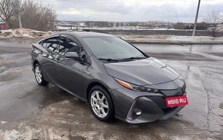 Toyota Prius IV XW50, 2018 год, 1 980 000 рублей, 3 фотография