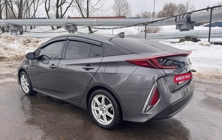 Toyota Prius IV XW50, 2018 год, 1 980 000 рублей, 7 фотография