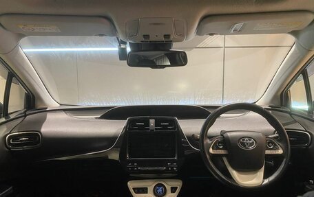 Toyota Prius IV XW50, 2016 год, 1 615 000 рублей, 10 фотография