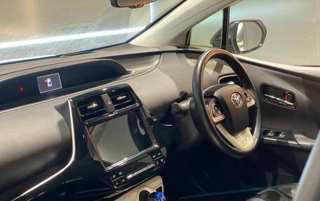 Toyota Prius IV XW50, 2016 год, 1 615 000 рублей, 12 фотография