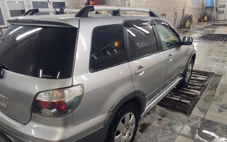 Mitsubishi Outlander III рестайлинг 3, 2005 год, 800 000 рублей, 5 фотография