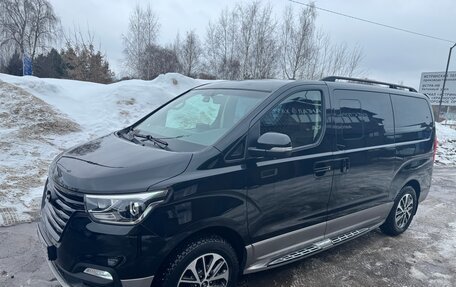 Hyundai Grand Starex Grand Starex I рестайлинг 2, 2018 год, 3 750 000 рублей, 2 фотография