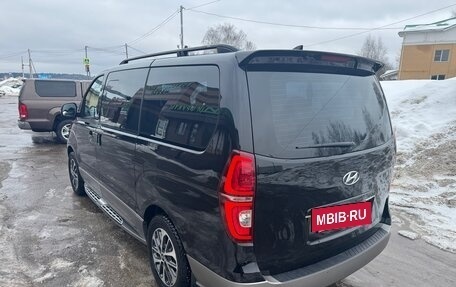 Hyundai Grand Starex Grand Starex I рестайлинг 2, 2018 год, 3 750 000 рублей, 4 фотография