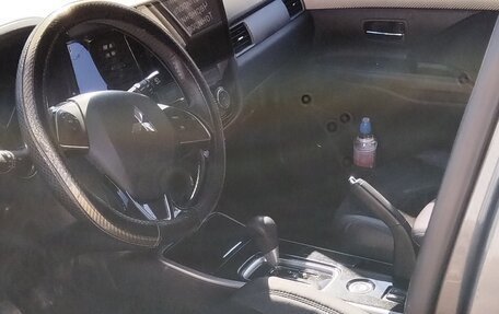 Mitsubishi Outlander III рестайлинг 3, 2018 год, 2 050 000 рублей, 9 фотография