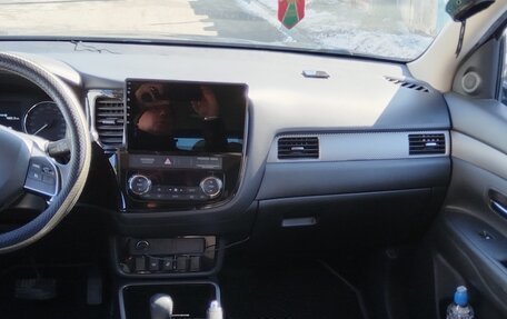 Mitsubishi Outlander III рестайлинг 3, 2018 год, 2 050 000 рублей, 14 фотография