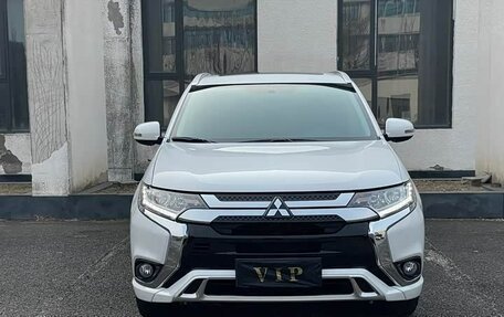 Mitsubishi Outlander III рестайлинг 3, 2022 год, 1 890 002 рублей, 2 фотография
