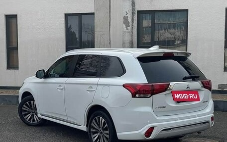 Mitsubishi Outlander III рестайлинг 3, 2022 год, 1 890 002 рублей, 4 фотография