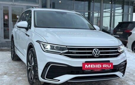 Volkswagen Tiguan II, 2024 год, 4 200 000 рублей, 4 фотография