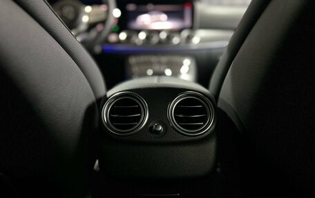 Mercedes-Benz E-Класс, 2019 год, 4 000 000 рублей, 24 фотография