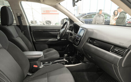 Mitsubishi Outlander III рестайлинг 3, 2019 год, 1 750 000 рублей, 13 фотография