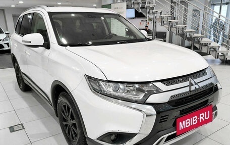 Mitsubishi Outlander III рестайлинг 3, 2019 год, 1 750 000 рублей, 3 фотография