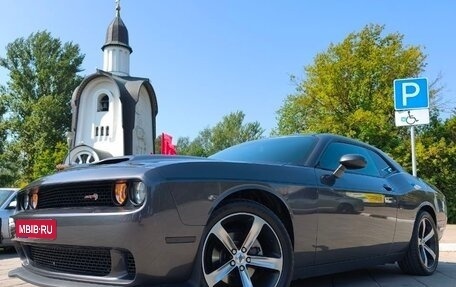 Dodge Challenger III рестайлинг 2, 2019 год, 1 650 000 рублей, 1 фотография