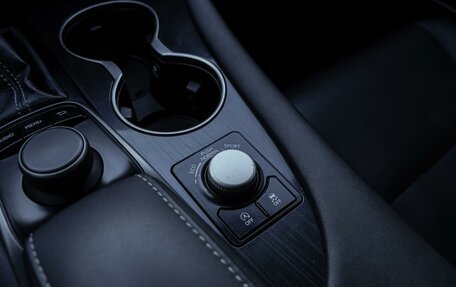 Lexus RX IV рестайлинг, 2017 год, 3 290 000 рублей, 20 фотография