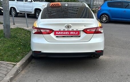 Toyota Camry, 2018 год, 1 700 000 рублей, 6 фотография