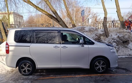 Toyota Noah III, 2011 год, 1 550 000 рублей, 2 фотография