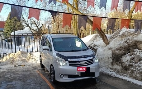 Toyota Noah III, 2011 год, 1 550 000 рублей, 3 фотография