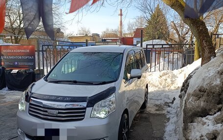 Toyota Noah III, 2011 год, 1 550 000 рублей, 4 фотография