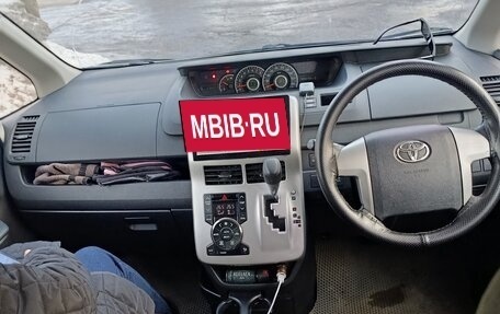 Toyota Noah III, 2011 год, 1 550 000 рублей, 9 фотография