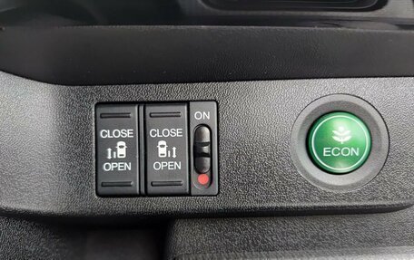 Honda Stepwgn IV, 2017 год, 2 049 800 рублей, 20 фотография