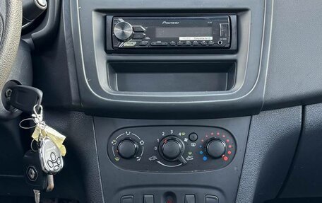 Renault Logan II, 2017 год, 745 000 рублей, 11 фотография