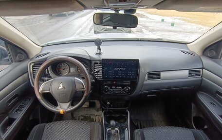 Mitsubishi Outlander III рестайлинг 3, 2017 год, 1 240 000 рублей, 10 фотография