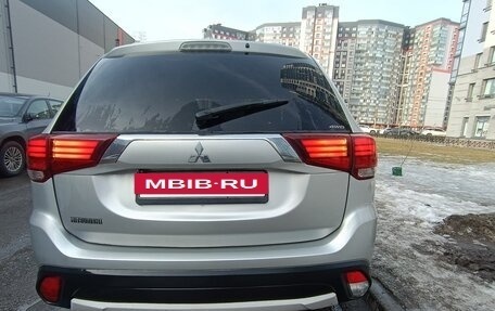 Mitsubishi Outlander III рестайлинг 3, 2017 год, 1 240 000 рублей, 7 фотография