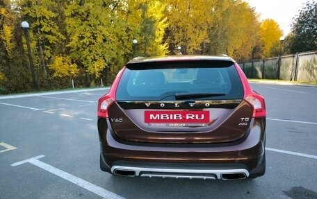 Volvo V60 Cross Country II, 2018 год, 990 000 рублей, 2 фотография