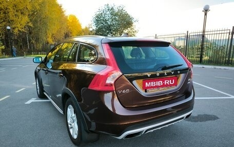 Volvo V60 Cross Country II, 2018 год, 990 000 рублей, 3 фотография