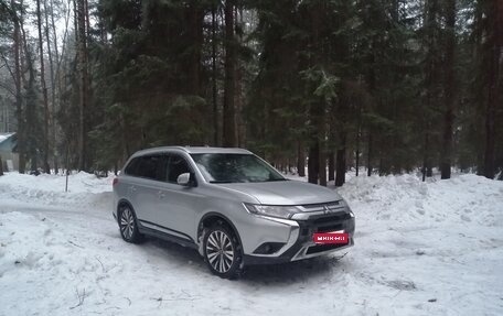 Mitsubishi Outlander III рестайлинг 3, 2019 год, 1 800 000 рублей, 1 фотография