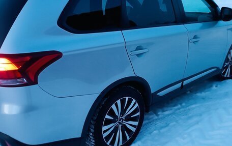 Mitsubishi Outlander III рестайлинг 3, 2019 год, 1 800 000 рублей, 5 фотография