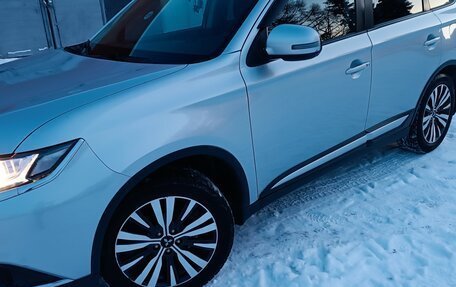 Mitsubishi Outlander III рестайлинг 3, 2019 год, 1 800 000 рублей, 6 фотография