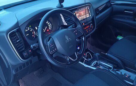 Mitsubishi Outlander III рестайлинг 3, 2019 год, 1 800 000 рублей, 2 фотография