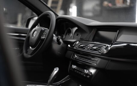 BMW 5 серия, 2014 год, 2 100 000 рублей, 2 фотография