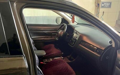 Mitsubishi Outlander III рестайлинг 3, 2015 год, 1 600 000 рублей, 4 фотография