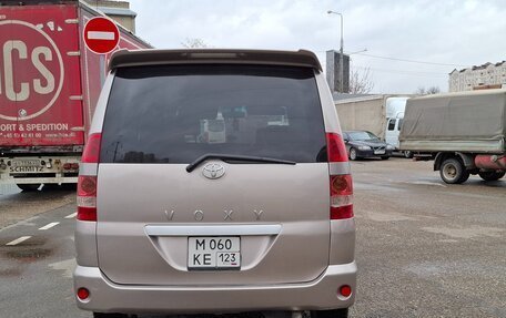 Toyota Voxy II, 2002 год, 690 000 рублей, 6 фотография