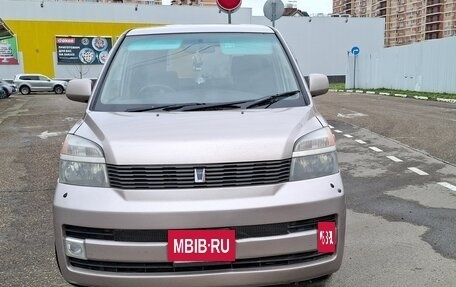 Toyota Voxy II, 2002 год, 690 000 рублей, 2 фотография