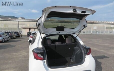 Toyota Yaris, 2021 год, 870 000 рублей, 9 фотография